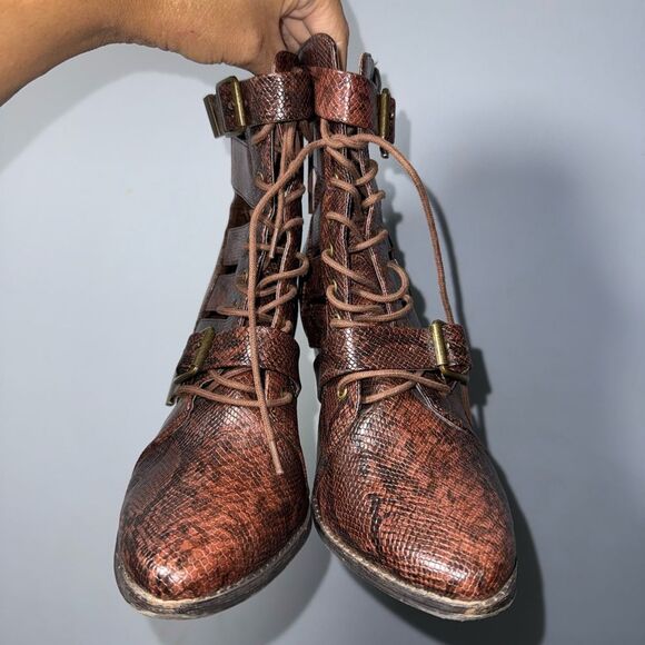 Coconuts Getty by Matisse animal print cutouts Booties Size 8.5 Women’s EUC - Picture 2 of 5